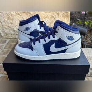 AIR JORDAN 1 MID (GS)- SIZE 6.5Y